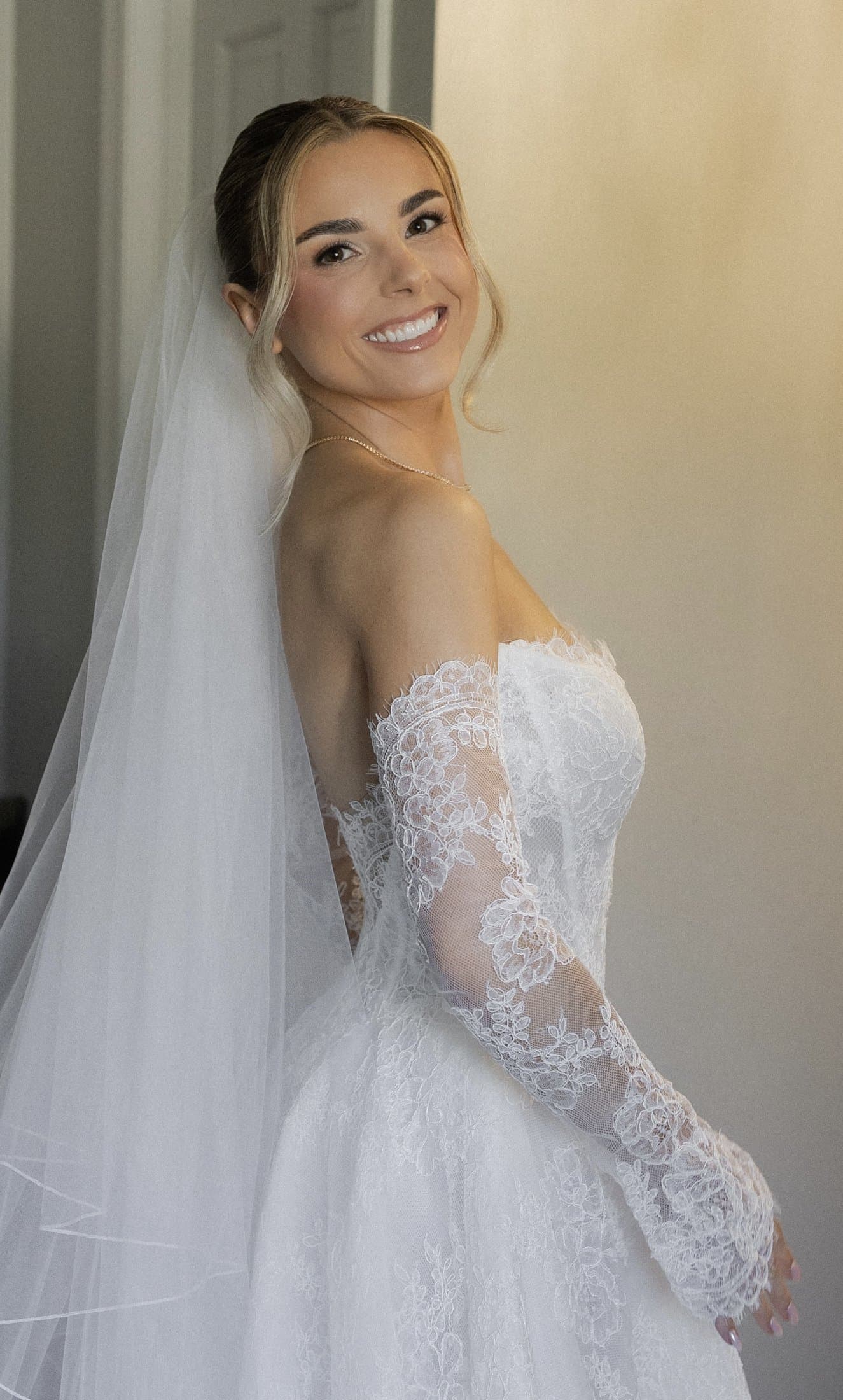 Bride in lace sleeves and veil